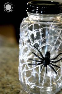 DIY Halloween Mason Jar Decor - Spiderweb Mason Jars via Momdot Crafts | https://www.roseclearfield.com