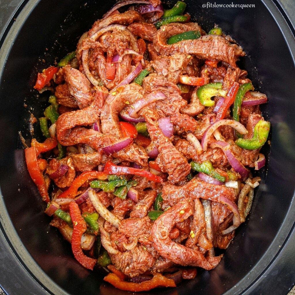 30 Days of Healthy Slow Cooker Dinner Recipes - 5 Ingredient Slow Cooker Steak Fajitas via Fit Slow Cooker Queen | https://www.roseclearfield.com