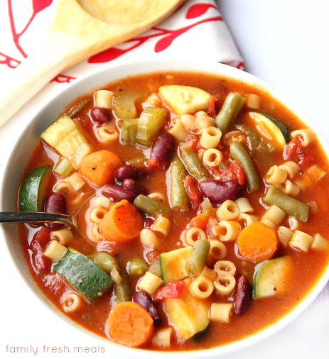 30 Days of Healthy Slow Cooker Dinner Recipes - Crockpot Minestrone Soup via Family Fresh Meals | https://www.roseclearfield.com