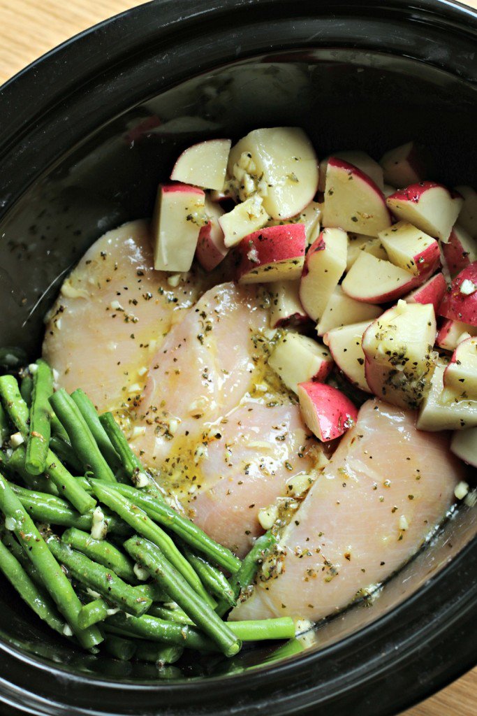 30 Days of Healthy Slow Cooker Dinner Recipes - Seasoned Chicken Potatoes and Green Beans via The Magical Slow Cooker | https://www.roseclearfield.com