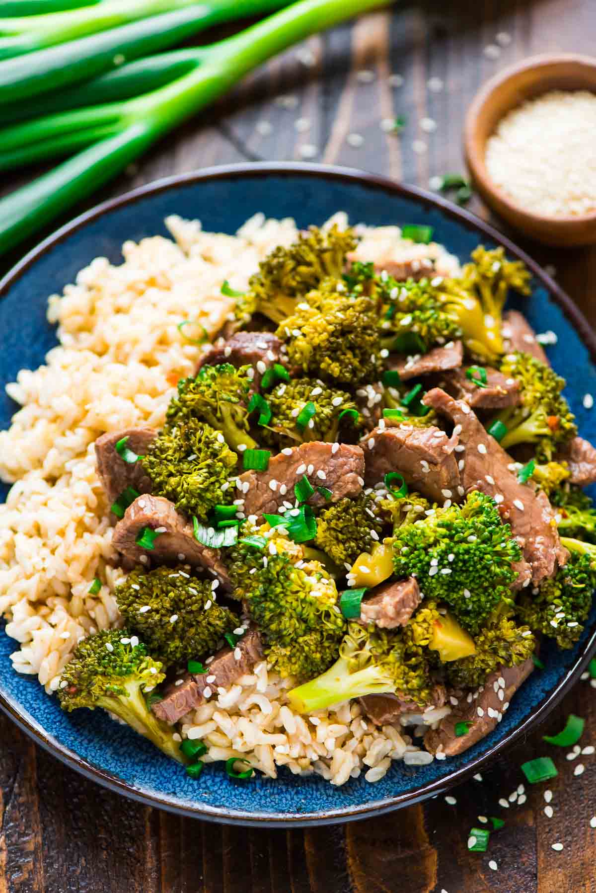 30 Days of Healthy Slow Cooker Dinner Recipes - Slow Cooker Beef and Broccoli via Well Plated | https://www.roseclearfield.com