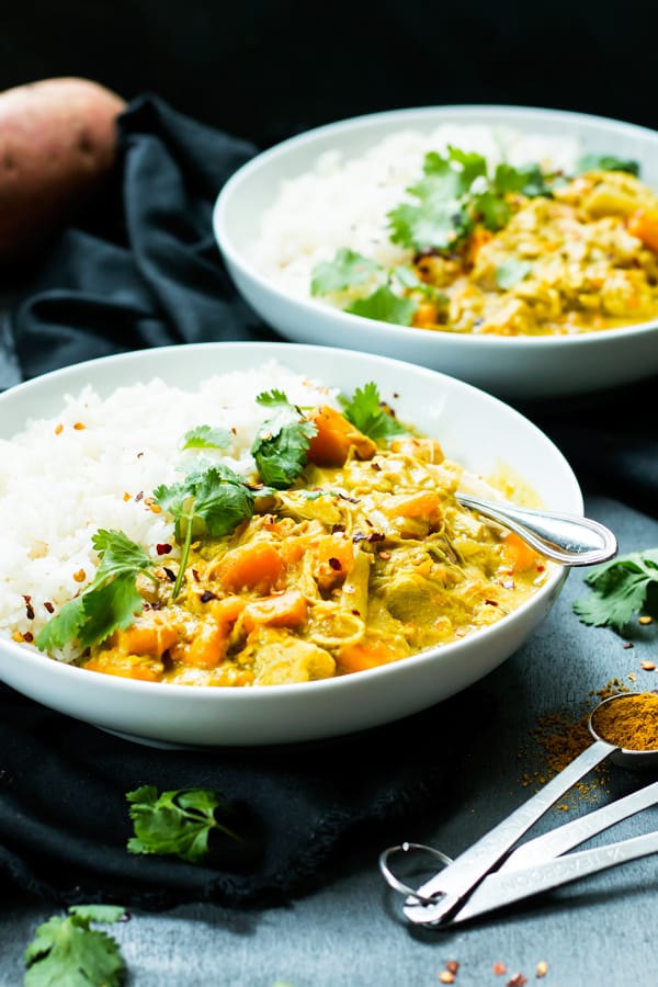 30 Days of Healthy Slow Cooker Dinner Recipes - Slow Cooker Chicken Curry with Coconut Milk via Evolving Table | https://www.roseclearfield.com