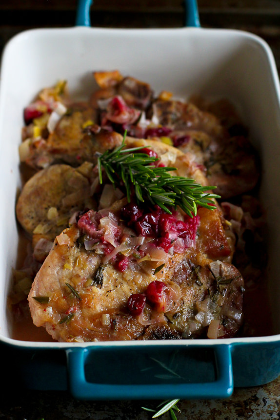 30 Days of Healthy Slow Cooker Dinner Recipes - Slow Cooker Pork Chops with Carnberries and Leeks via Cookin Canuck | https://www.roseclearfield.com