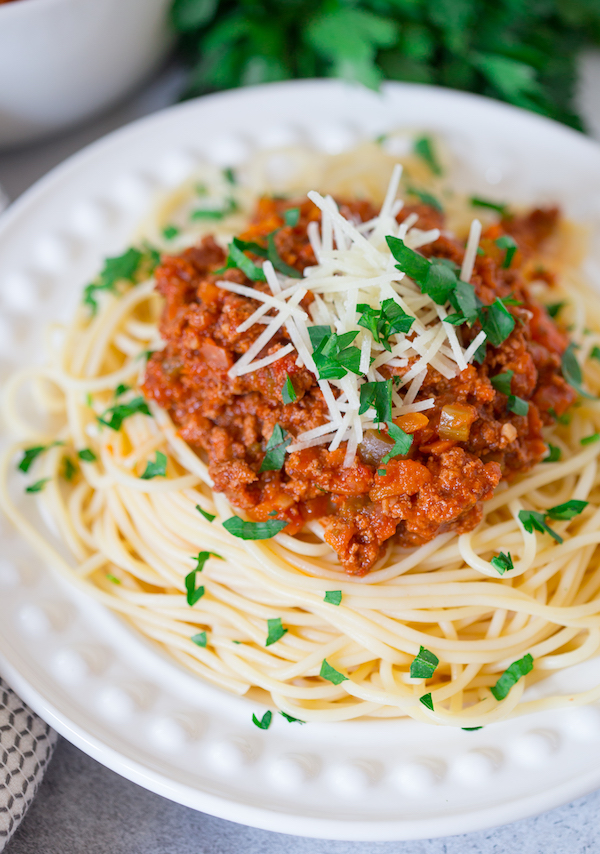 30 Days of Healthy Slow Cooker Dinner Recipes - Slow Cooker Turkey Bolognese via Greens and Chocolate | https://www.roseclearfield.com