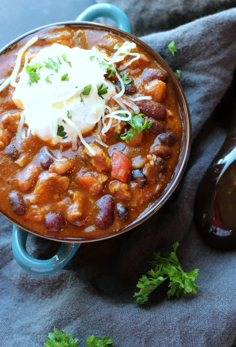 30 Days of Healthy Slow Cooker Dinner Recipes - Slow Cooker Turkey Chili via Garden in the Kitchen | https://www.roseclearfield.com