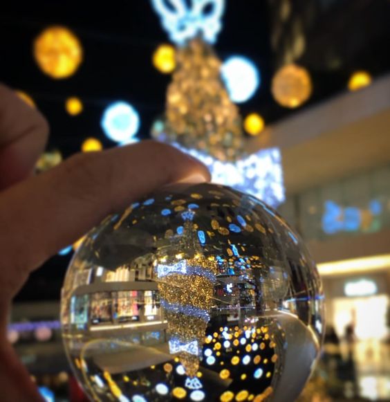 20 Creative Holiday Photo Ideas - Christmas Lensball Scene via Alejandro Lozada lacreid on Instagram | https://www.roseclearfield.com