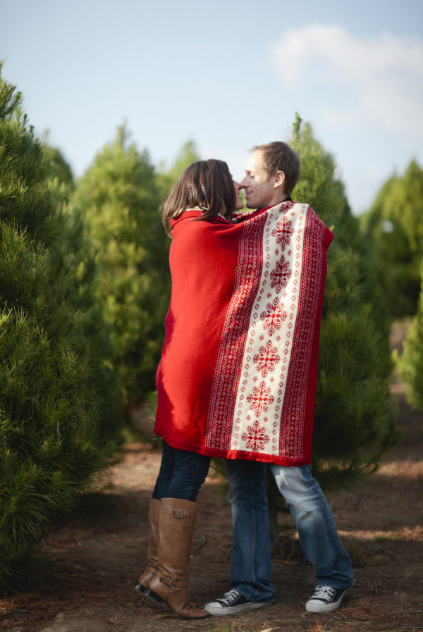 20 Creative Holiday Photo Ideas - Couple Wrapped in a Blanket by Joielala Photographie via Style Me Pretty | https://www.roseclearfield.com