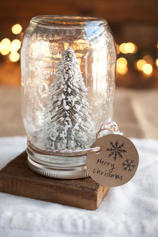 DIY Christmas Mason Jar Decor - DIY Anthropologie Mason Jar Snow Globes via Simple Craves and Olive Oil | https://www.roseclearfield.com