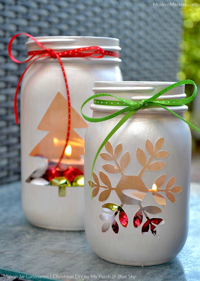 DIY Christmas Mason Jar Decor - DIY Christmas Mason Jar Holiday Lights via Modern Masters Cafe | https://www.roseclearfield.com