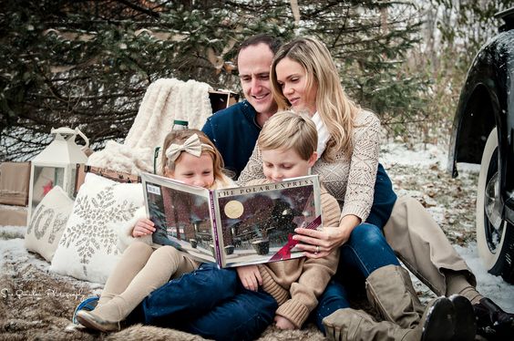 20 Creative Holiday Photo Ideas - Family Christmas Read via Sue Quinlan Photography | https://www.roseclearfield.com