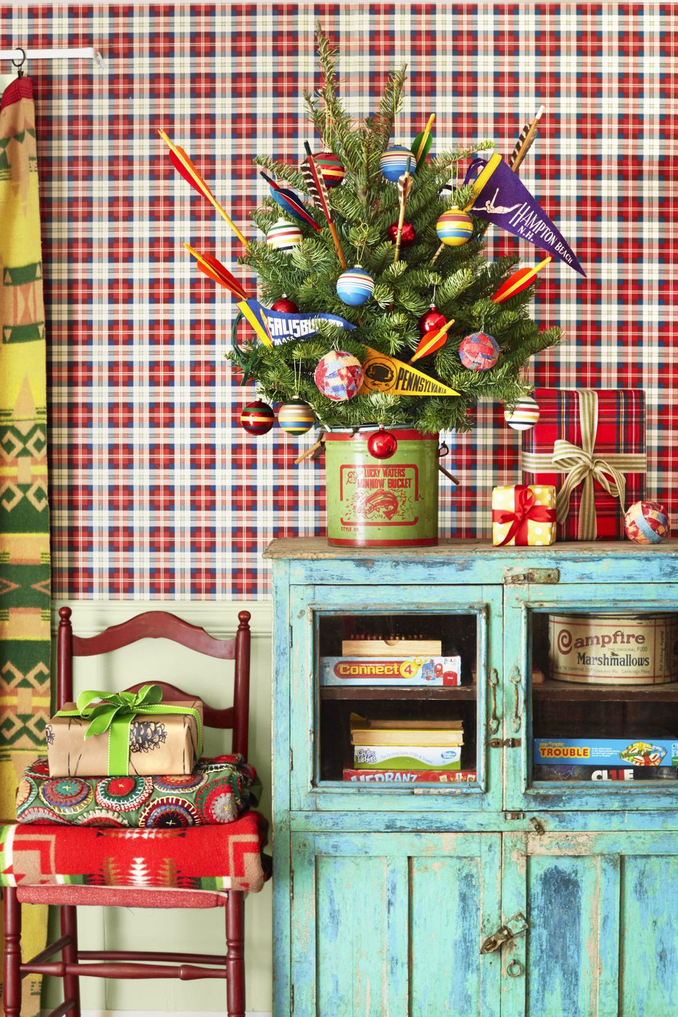 20 Creative Holiday Photo Ideas - Retro Christmas by David Tsay via Country Living | https://www.roseclearfield.com