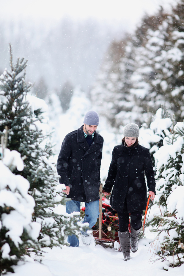 20 Creative Holiday Photo Ideas - Sarah and Brody's First Christmas Tree by Erin Samuel of A Simple Photograph via Grey Likes Weddings | https://www.roseclearfield.com