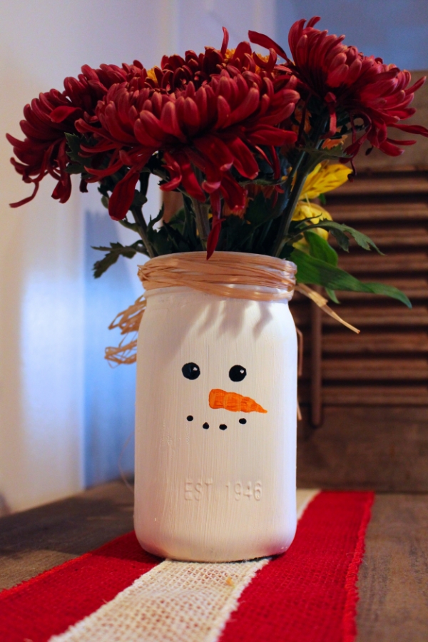 DIY Christmas Mason Jar Decor - Snowman Mason Jar Vase via Weekend Craft | https://www.roseclearfield.com