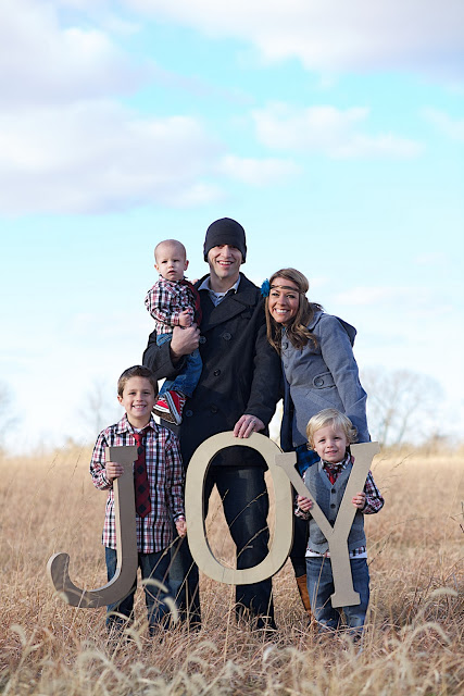 20 Creative Holiday Photo Ideas - Woodall Family via The BMC Report | https://www.roseclearfield.com