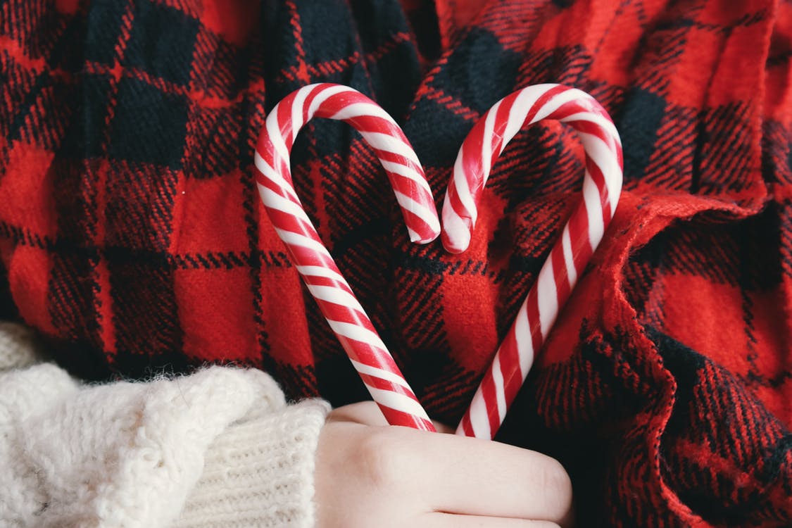 20 Creative Holiday Photo Ideas - Candy Cane Heart by Brigitte Tohm via Pexels | https://www.roseclearfield.com