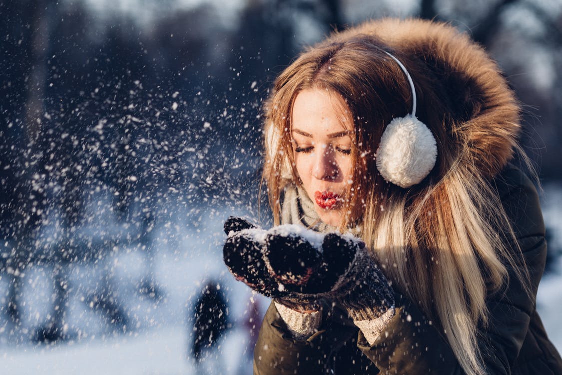 20 Creative Holiday Photo Ideas -Woman Blowing Snow from freestocks.org via Pexels | https://www.roseclearfield.com