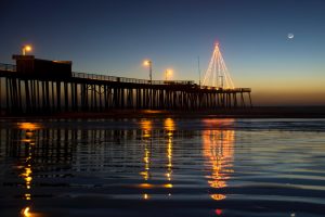 20 Creative Holiday Photo Ideas - Christmas Scene in Reflection by Tim Mossholder via Pexels | https://www.roseclearfield.com
