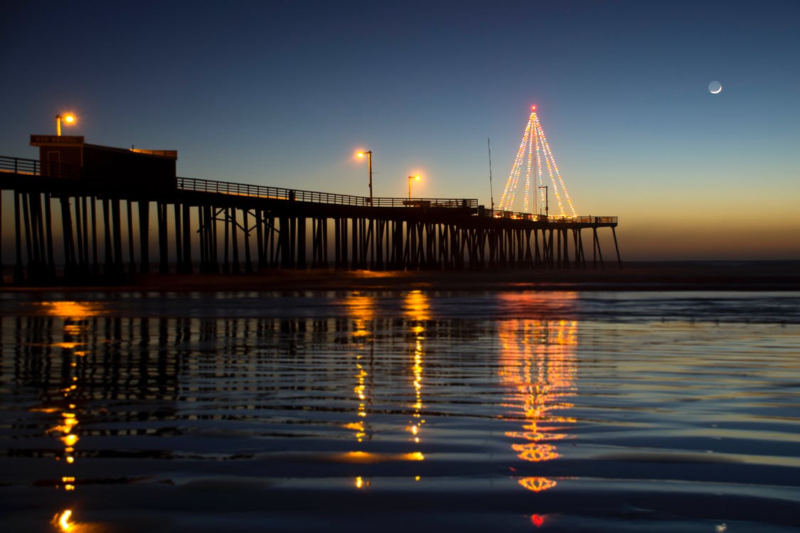 20 Creative Holiday Photo Ideas - Christmas Scene in Reflection by Tim Mossholder via Pexels | https://www.roseclearfield.com