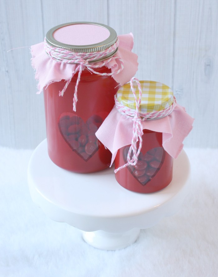 DIY Valentine's Day Mason Jar Decor - DIY Red Heart Valentine's Day Mason Years via Momma Lew | https://www.roseclearfield.com