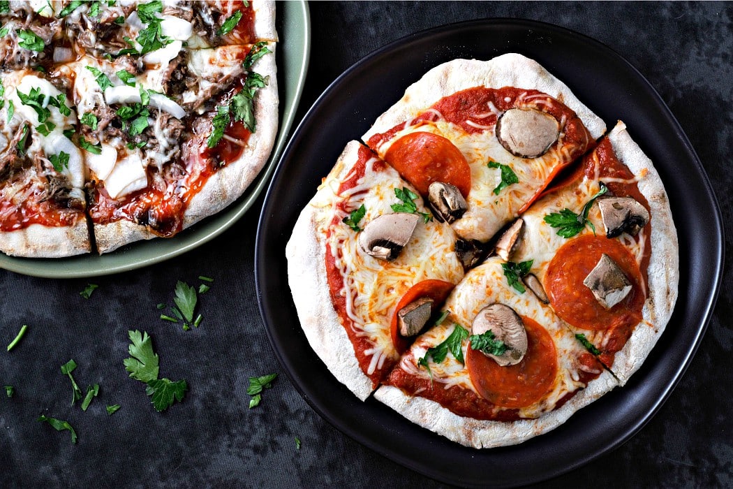 30 Healthy Dinner Recipes for Two - Grilled Pizza with 15 Minute Dough Recipe for Two via Zona Cooks | https://www.roseclearfield.com