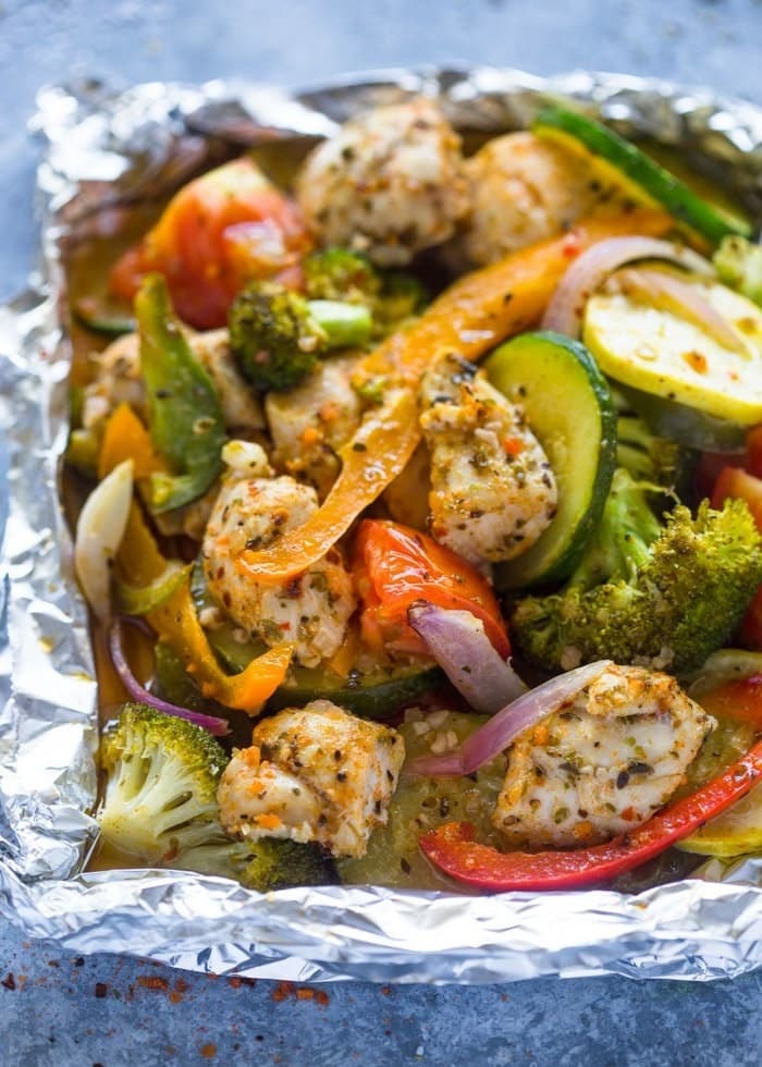 30 Healthy Dinner Recipes for Two - Italian Chicken and Veggie Foil Packets via Gimme Delicious | https://www.roseclearfield.com