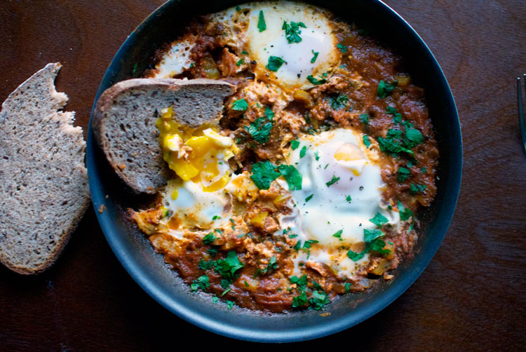 30 Healthy Dinner Recipes for Two - Shaksuka for Two via Double Thyme | https://www.roseclearfield.com