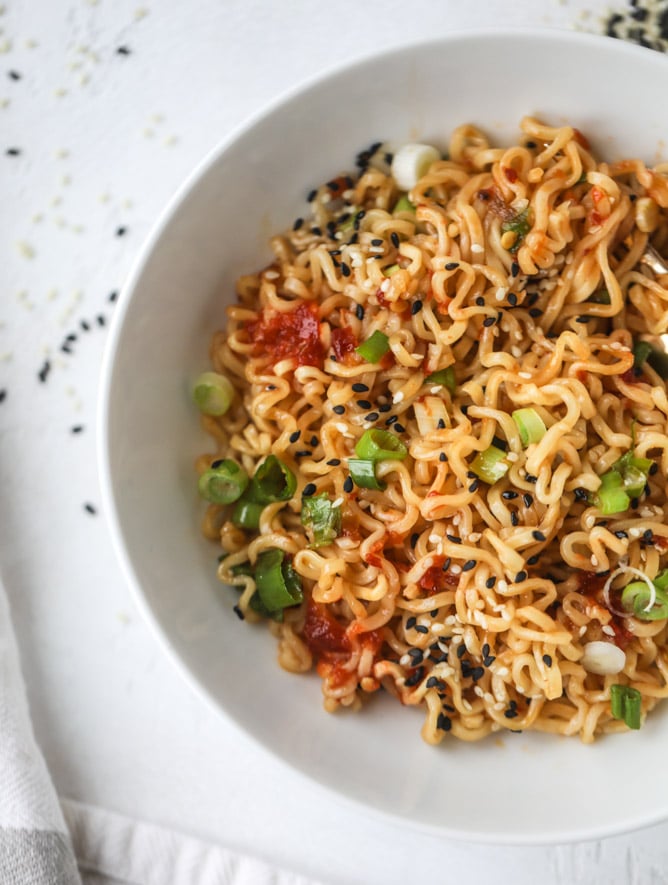 30 Healthy Ramen Noodle Recipes - 15 Minute Sesame Ramen Noodles via How Sweet Eats | https://www.roseclearfield.com