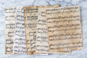 DIY antiqued paper is ideal for creating personalized DIY projects! #DIY #antique #craftprojects | https://www.roseclearfield.com