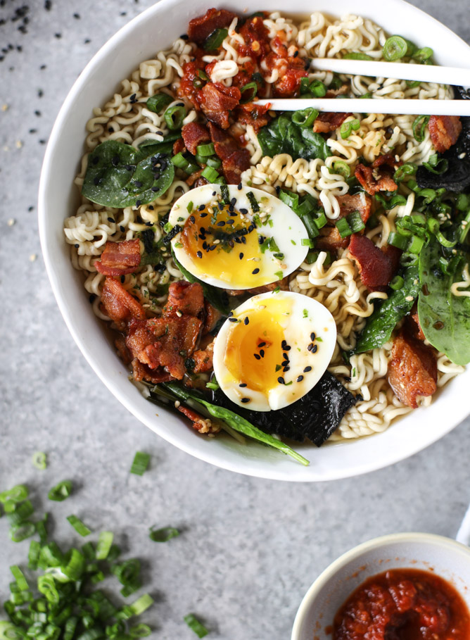 30 Healthy Ramen Noodle Recipes - Bacon and Egg Ramen via How Sweet Eats | https://www.roseclearfield.com