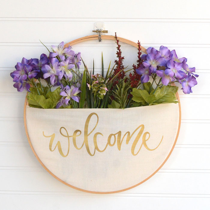 Spring embroidery hoop wreath decor: a simple no-sew tutorial for a DIY embroidery hoop pocket wreath. Love it for spring! via Orange Bettie #pocketwreath #floral #spring | https://www.roseclearfield.com