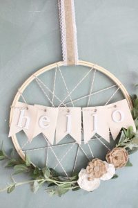 Spring embroidery hoop wreath decor: a DIY farmhouse wreath with the sweetest little flowers via My Life From Home. #spring #homedecor #farmhousedecor | https://www.roseclearfield.com