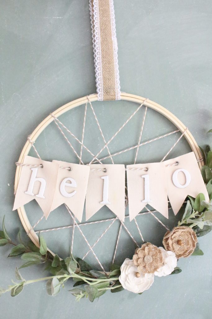 Spring embroidery hoop wreath decor: a DIY farmhouse wreath with the sweetest little flowers via My Life From Home. #spring #homedecor #farmhousedecor | https://www.roseclearfield.com