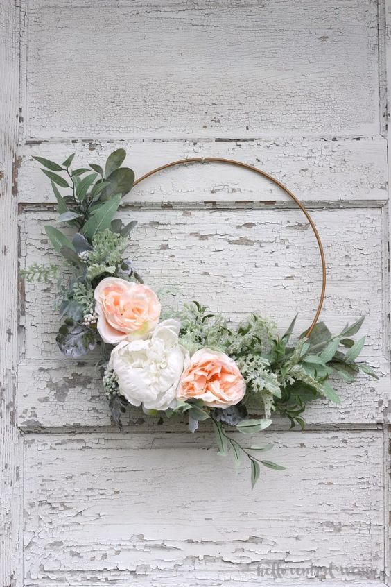 Spring embroidery hoop wreath decor: an easy DIY spring embroidery hoop floral wreath via Hello Central Avenue | https://www.roseclearfield.com