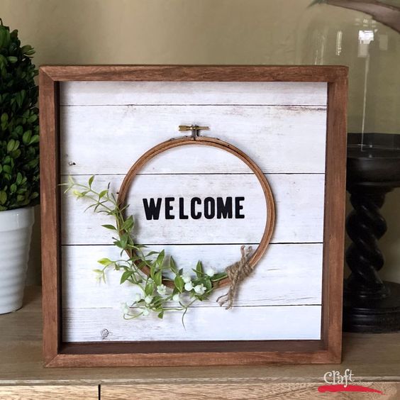 Spring embroidery hoop wreath decor: create a lovely welcome sign for your entryway or living room for the spring season via Craft Warehouse. #spring #welcomesign #floral | https://www.roseclearfield.com