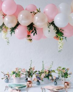 Stunning floral baby shower balloon and flowers display over elegant table settings via lieschen_de on Instagram. #babyshower #floralshower #springshowerinspiration | https://www.roseclearfield.com