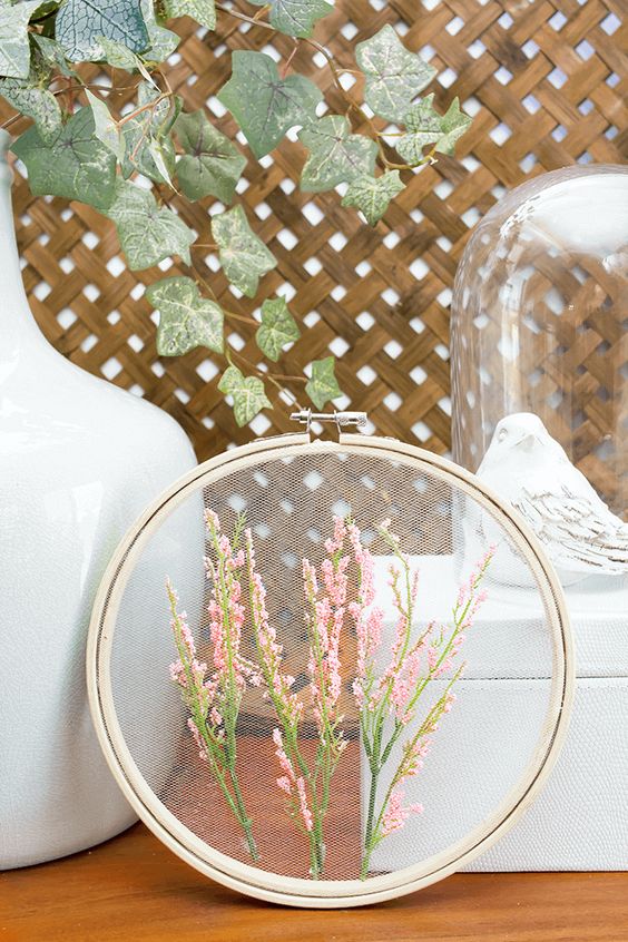 Spring embroidery hoop wreath decor: tulle and faux flowers fill out this embroidery hoop perfectly for spring, via A Pretty Fix #spring #wreath #floraldecor | https://www.roseclearfield.com