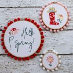 Spring embroidery hoop wreath decor: adorable floral spring stitched embroidery hoop set via Flamingo Toes #spring #embroideryhoops #homedecor