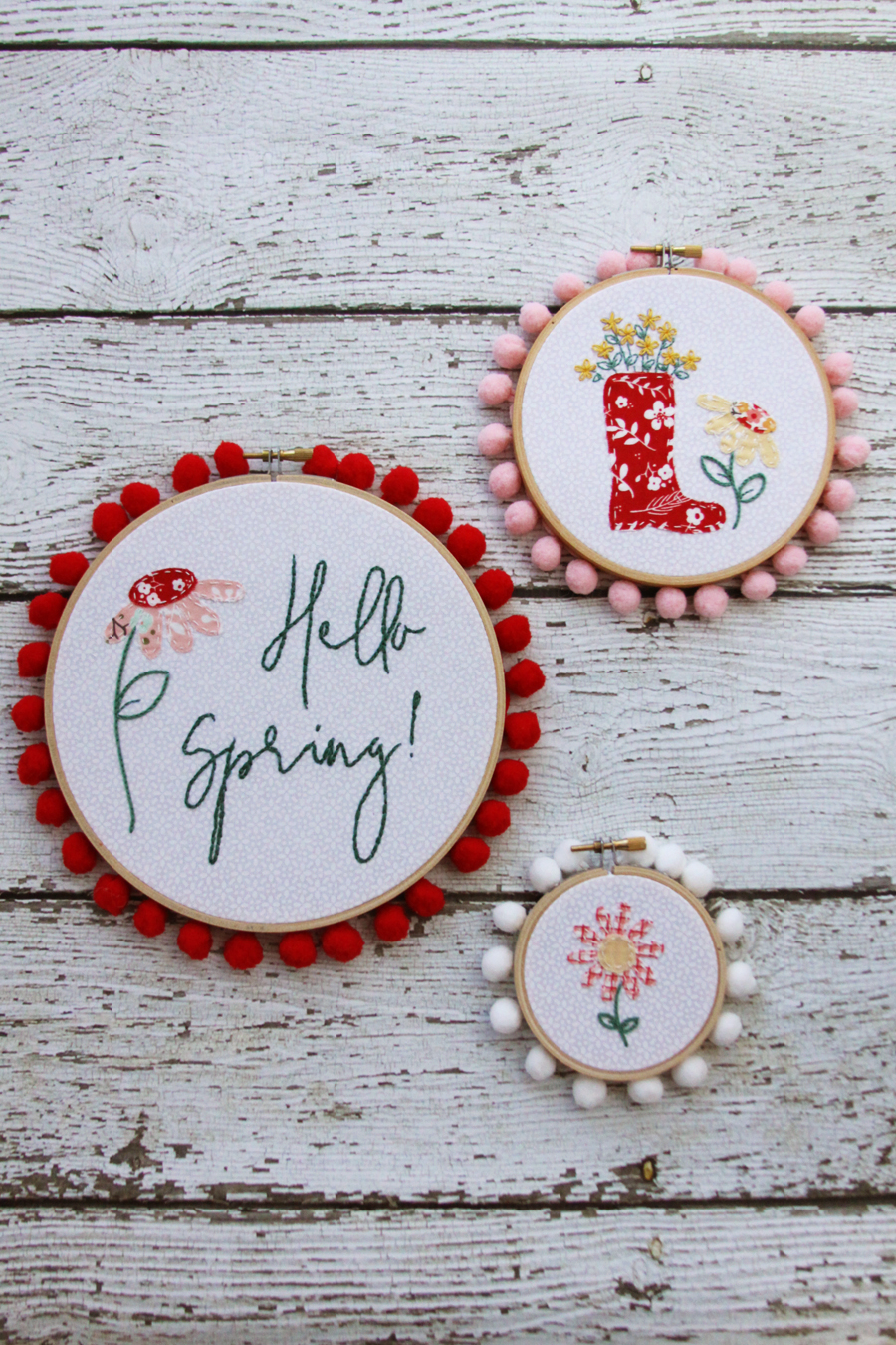 Spring embroidery hoop wreath decor: adorable floral spring stitched embroidery hoop set via Flamingo Toes #spring #embroideryhoops #homedecor | https://www.roseclearfield.com