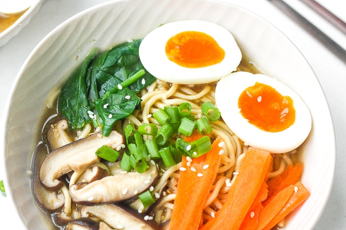 30 Healthy Ramen Noodle Recipes - Quick and Easy Vegetarian Ramen via Ahead of Thyme | https://www.roseclearfield.com