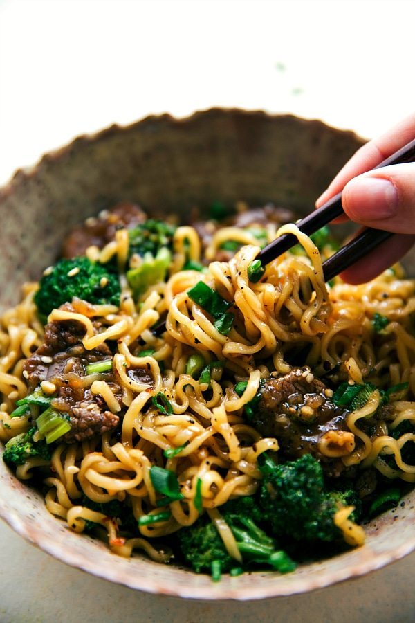 30 Healthy Ramen Recipes - Skillet Beef and Broccoli Ramen via Chelsea's Messy Apron | https://www.roseclearfield.com