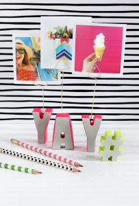 DIY cement letter photo holder via I Spy DIY. Such a fun decor piece! #photoholder #cementcraft #DIY | https://www.roseclearfield.com