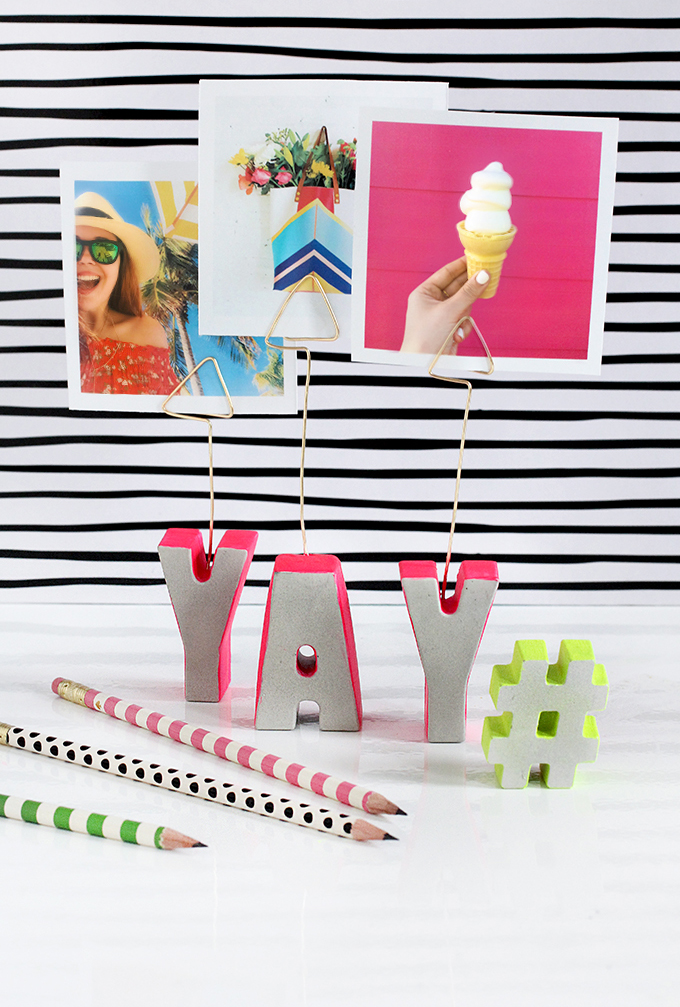 DIY cement letter photo holder via I Spy DIY. Such a fun decor piece! #photoholder #cementcraft #DIY | https://www.roseclearfield.com