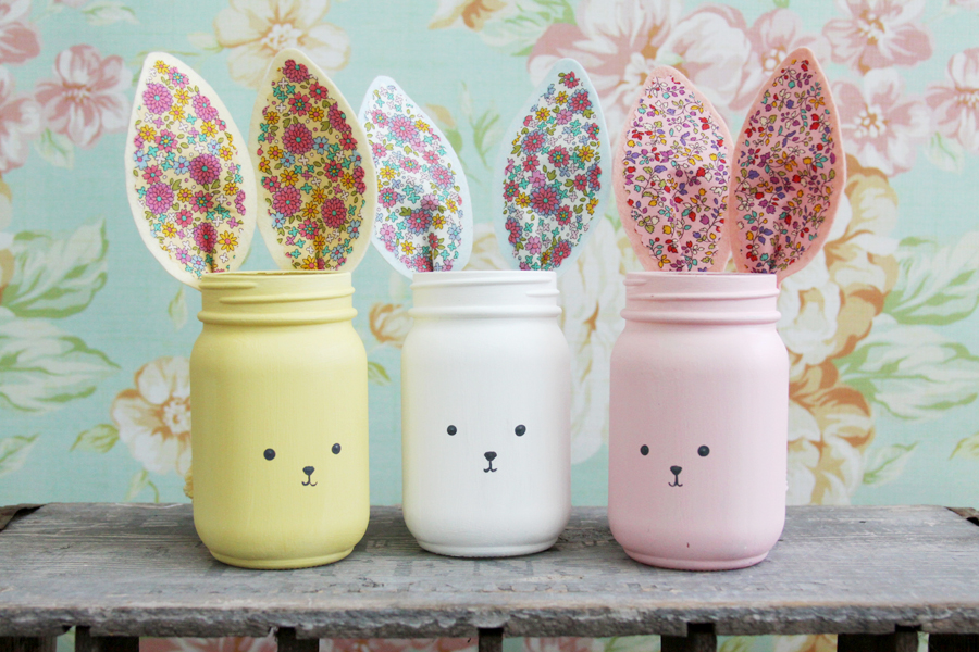 Pastel bunny mason jars with fabric ears. So sweet for Easter! via Flamingo Toes #Easter #DIY #masonjars | https://www.roseclearfield.com