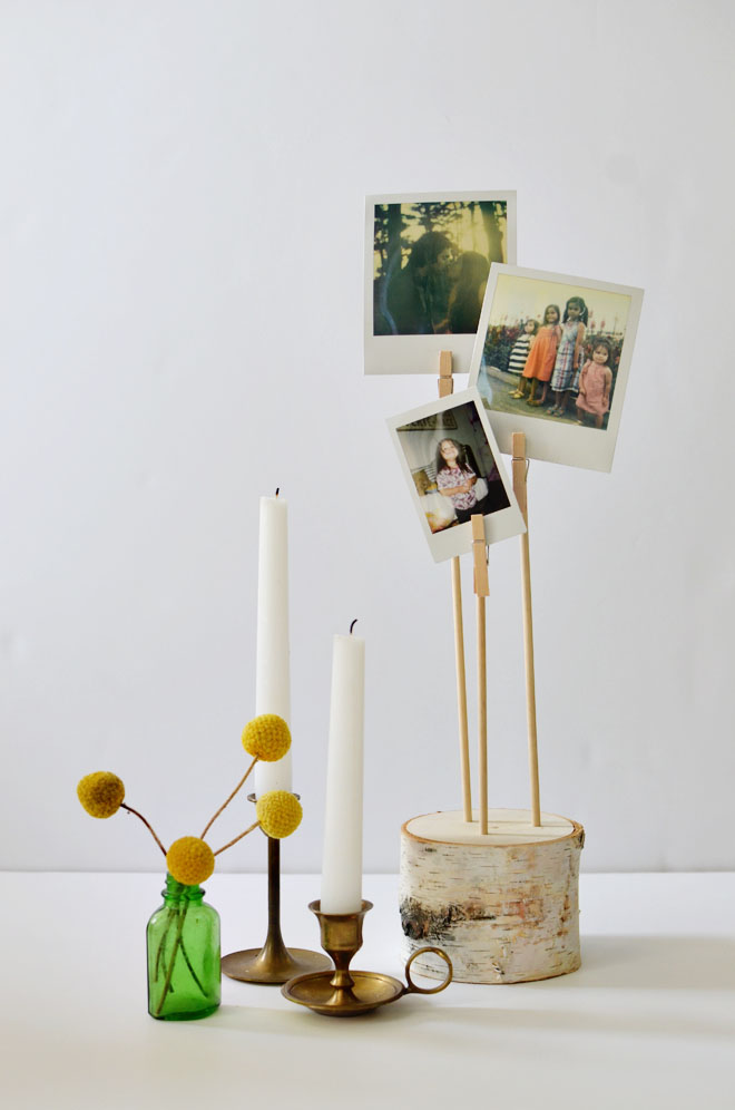 DIY birch bark photo holder via Cakies. Such a simple, natural decor piece! #birchbark #photoholders #DIY | https://www.roseclearfield.com