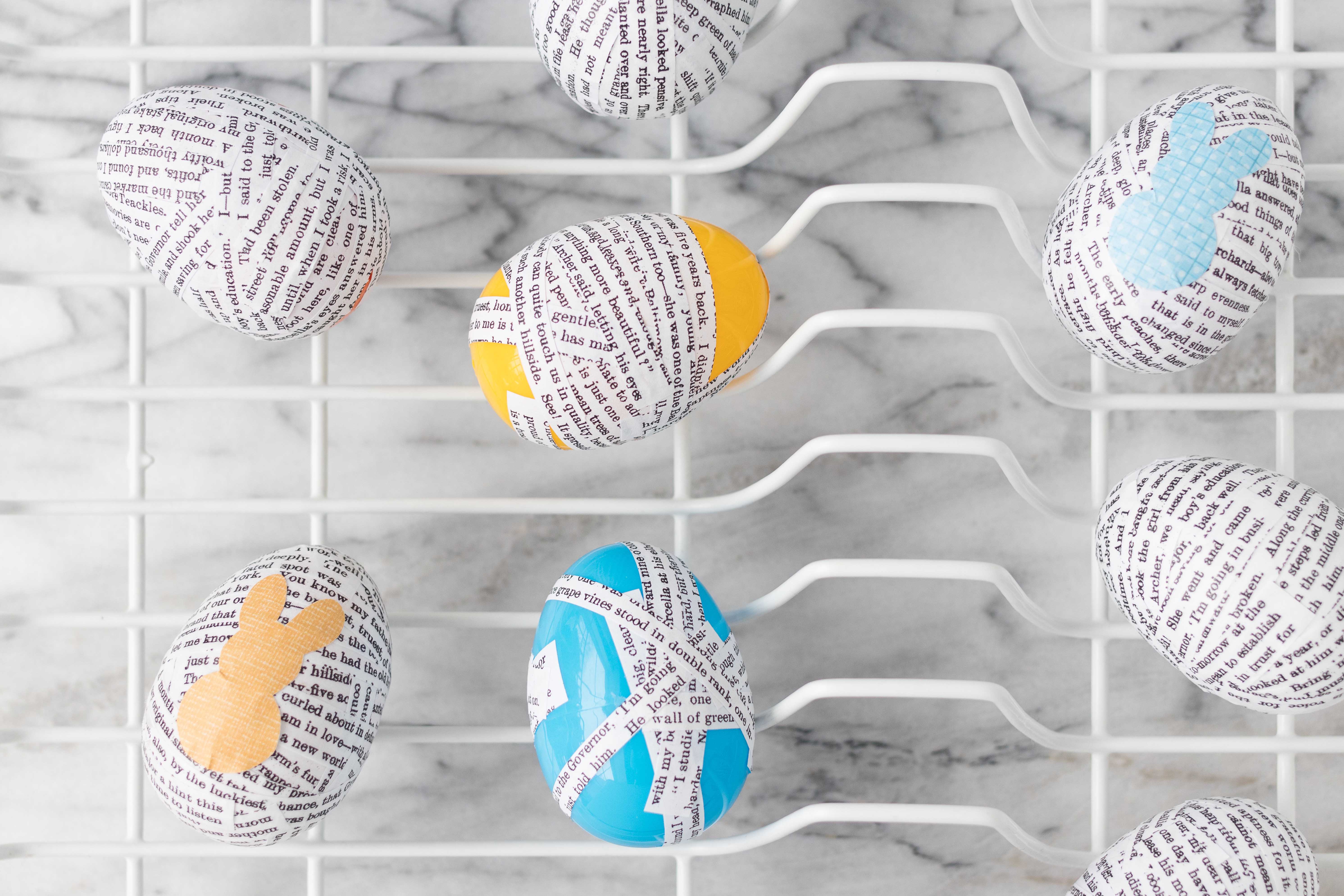 A plastic drying rack is perfect for drying DIY plastic Easter eggs and other small craft projects! #DIY #crafts #craftinghack | https://www.roseclearfield.com