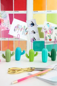 DIY easy cactus photo holder via A Kailo Chic Life. Such a funky home decor piece! #photoholder #cactus #DIY | https://www.roseclearfield.com