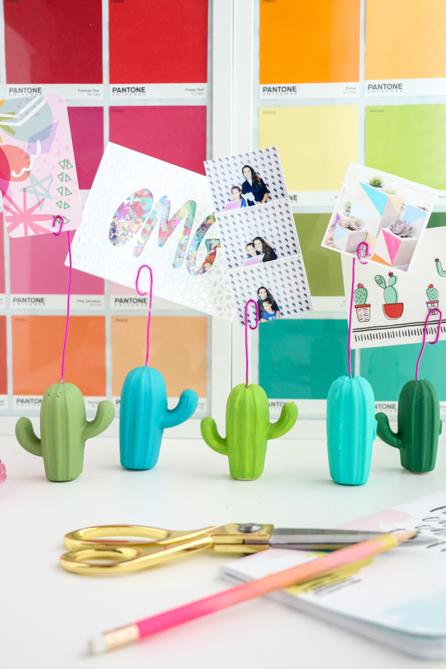 DIY easy cactus photo holder via A Kailo Chic Life. Such a funky home decor piece! #photoholder #cactus #DIY | https://www.roseclearfield.com