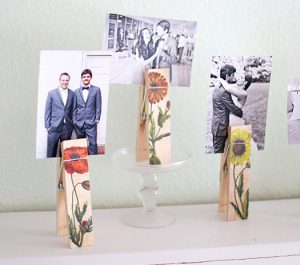 DIY image transfer botanical photo holders. Gorgeous floral home decor! via Shrimp Salad Circus #imagetransfer #vintagebotanicals #photoholder | https://www.roseclearfield.com