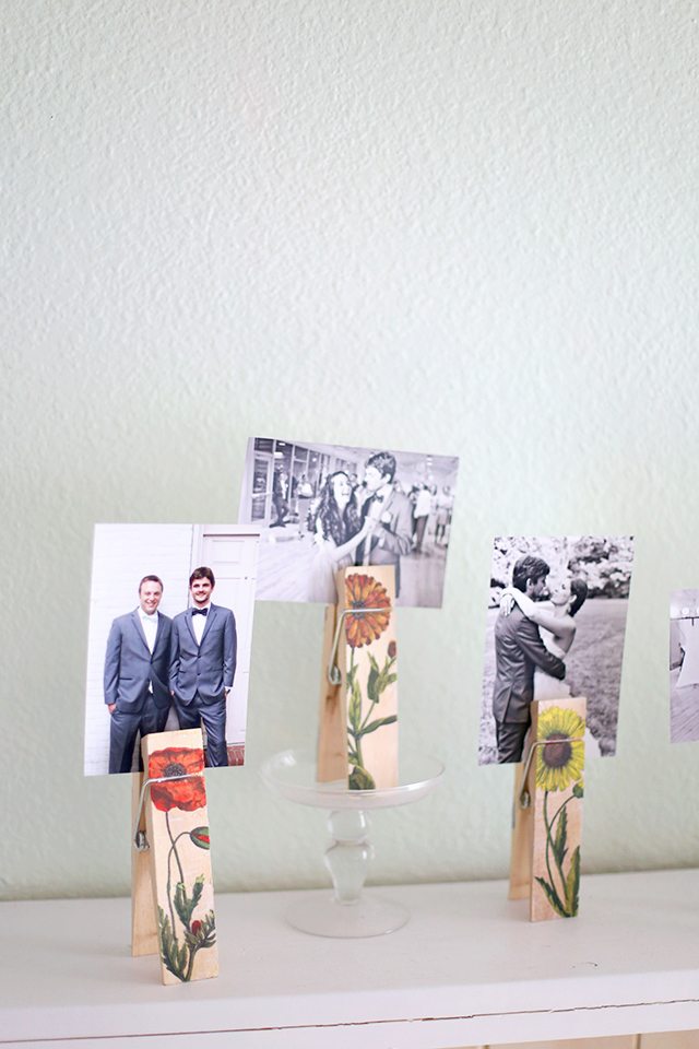 DIY image transfer botanical photo holders. Gorgeous floral home decor! via Shrimp Salad Circus #imagetransfer #vintagebotanicals #photoholder | https://www.roseclearfield.com