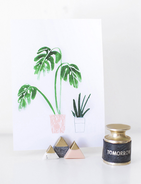 DIY mini mountain photo holders via Sugar and Cloth. I love the gold dipped tops! #DIY #photoholders #golddipped | https://www.roseclearfield.com